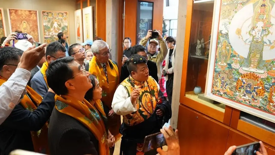 Guests view thangka works with the artist