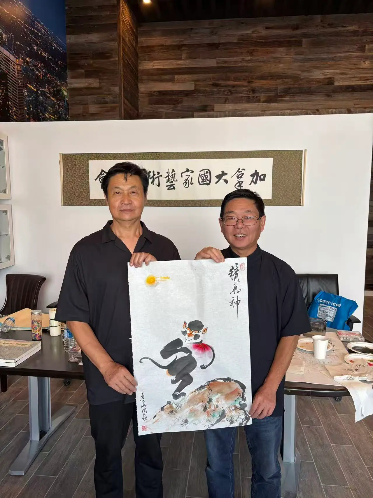 A painter presents an ink work to the Association